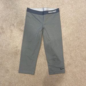 WOMEN’S NIKE CROP PANTS SIZE MEDIUM